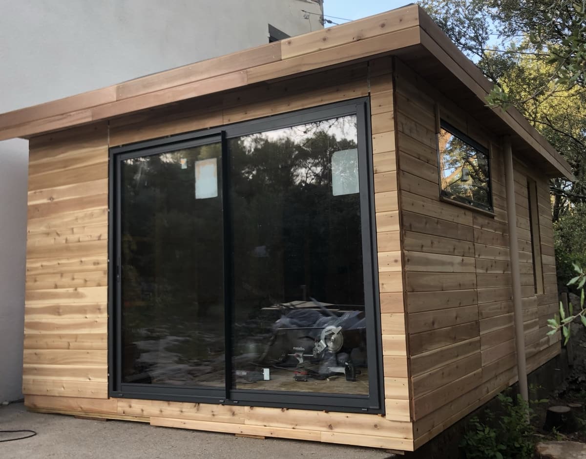 Studio de jardin en bois avec grande baie vitrée aluminium