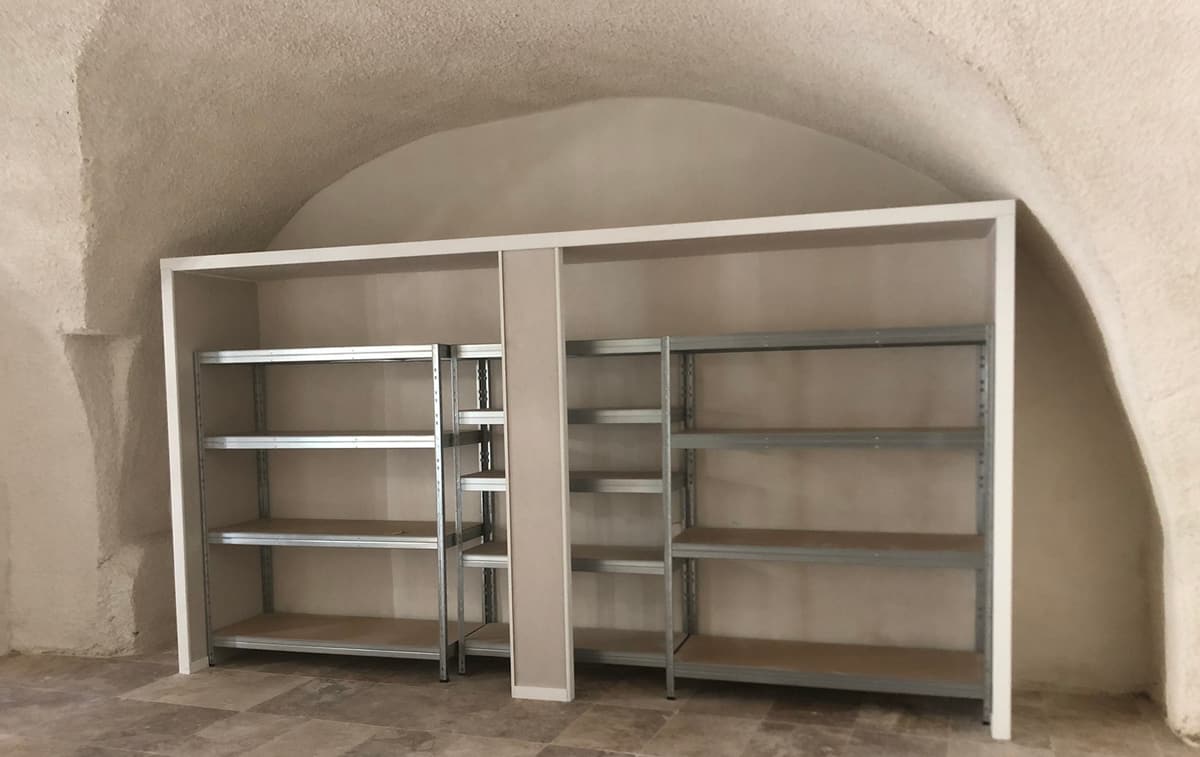 Étagères sur mesure dans une niche voûtée