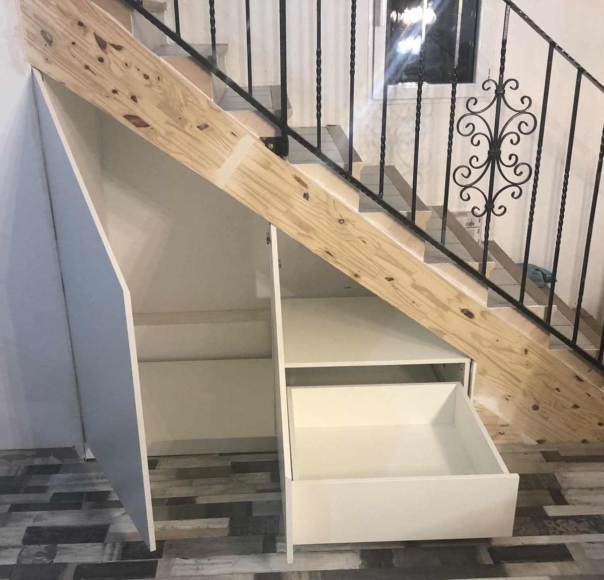 Placards sous escalier avec tiroir coulissant