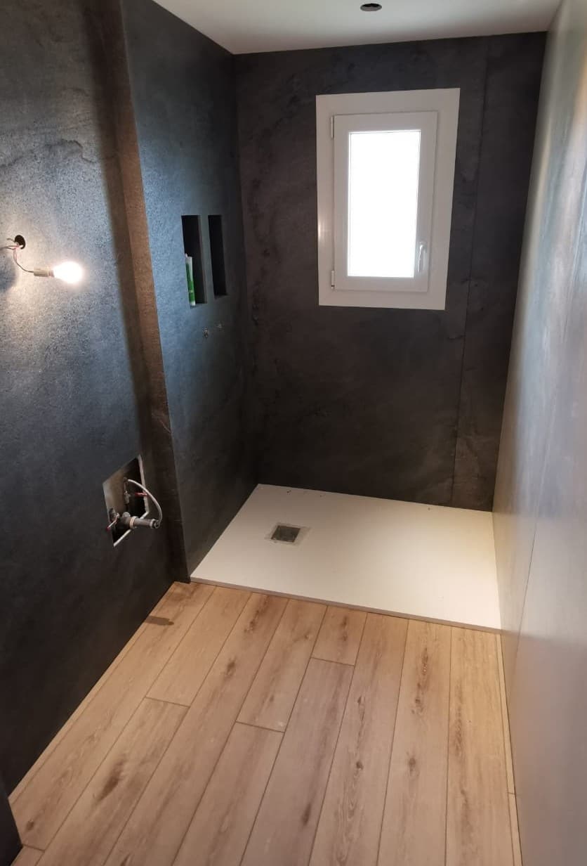 Douche à l’italienne, murs en béton ciré