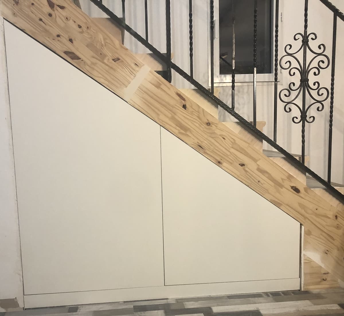 Placards sous escalier, façades fermées