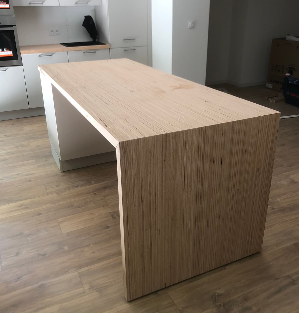 Îlot de cuisine avec plan de travail en bois lamellé