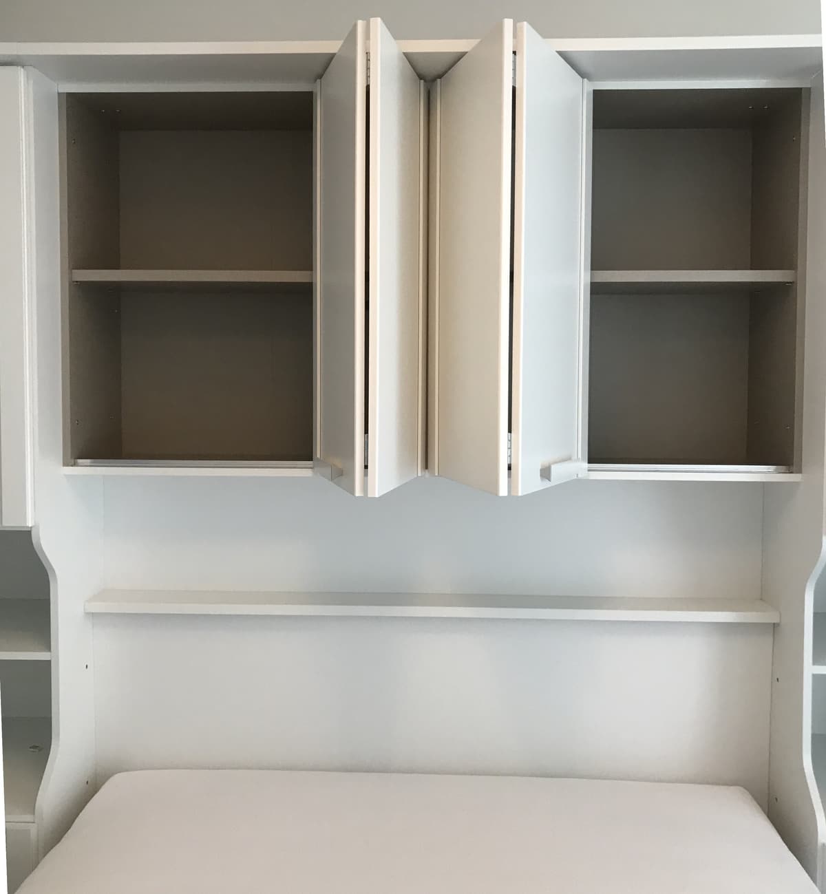 Rangements hauts au-dessus du lit, portes pliantes