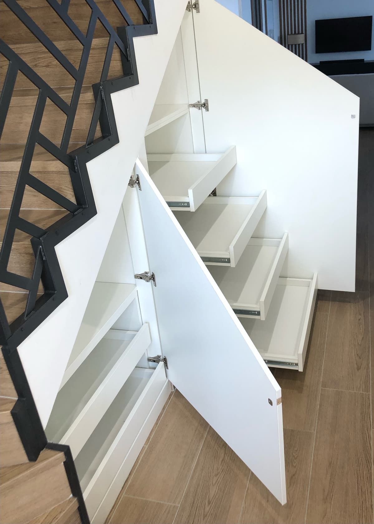 Tiroirs et portes intégrés sous escalier