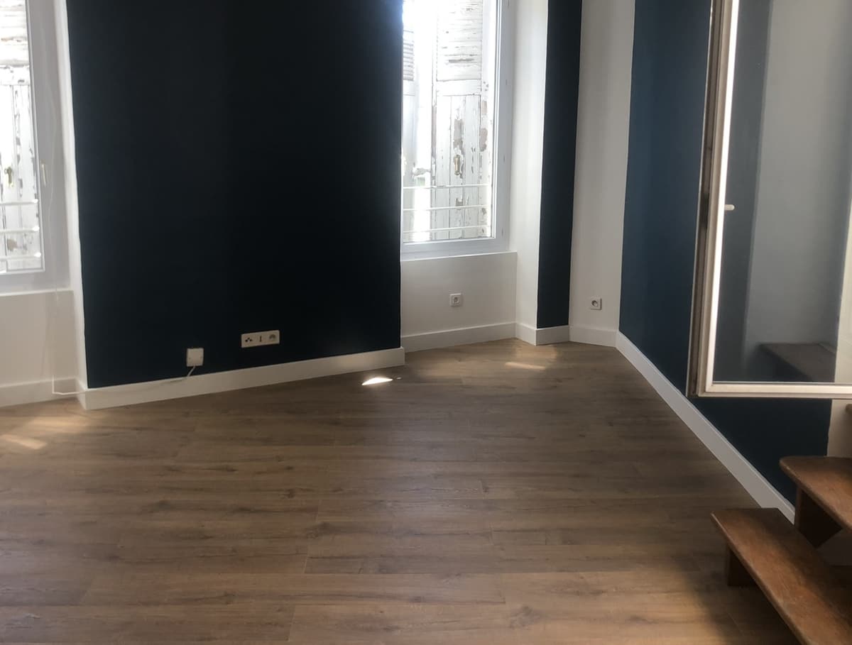 Parquet chêne foncé dans un salon aux murs bleu nuit