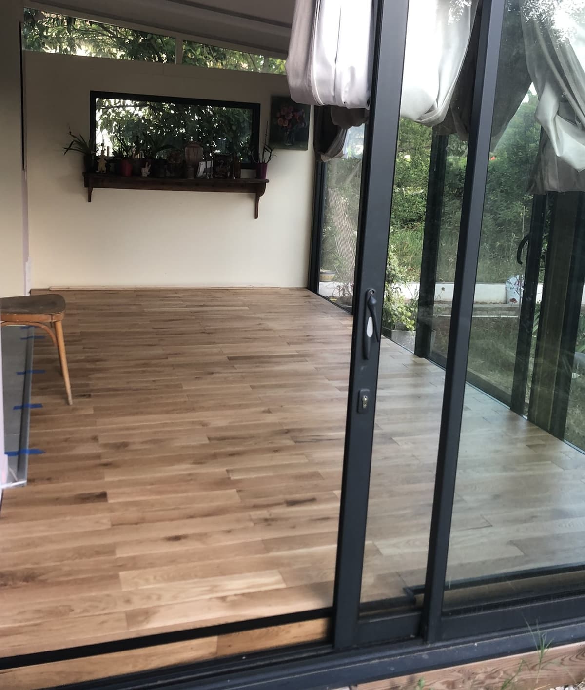 Parquet chêne massif dans une véranda ouverte sur le jardin