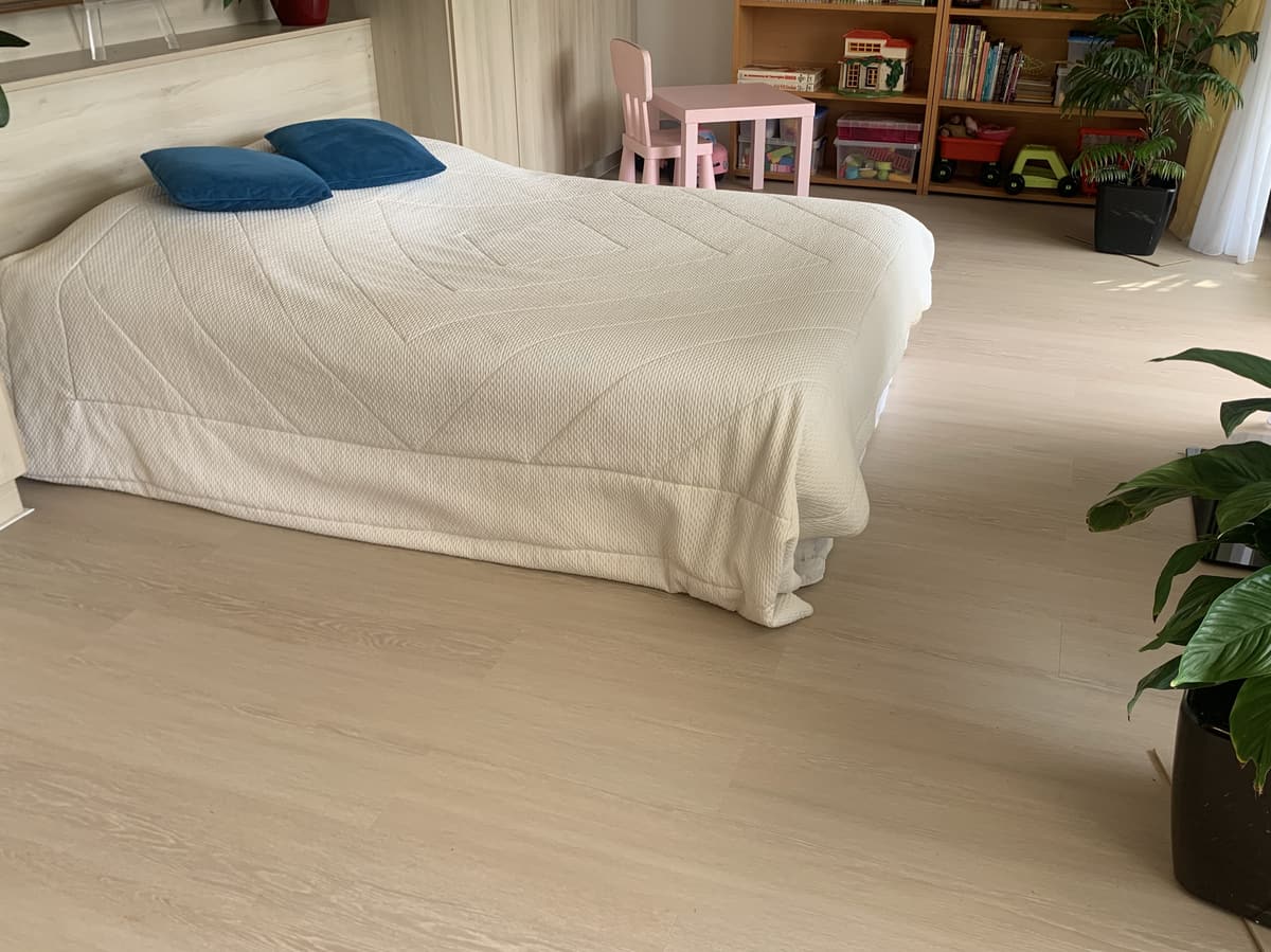 Parquet clair dans une chambre avec espace enfant