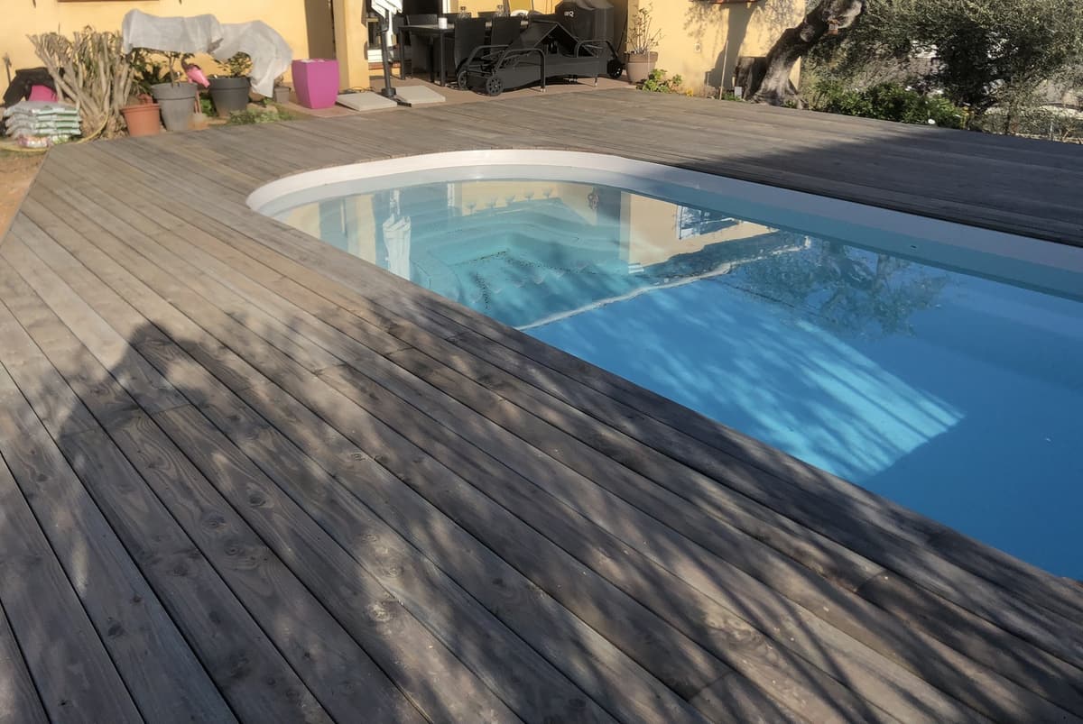 Plage de piscine en bois grisé au soleil