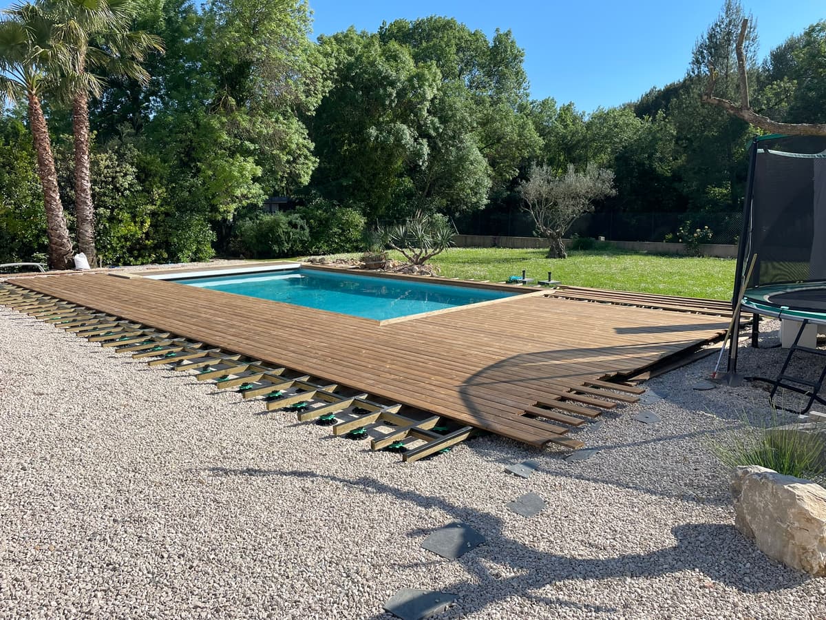 Terrasse bois en cours de pose autour d’une piscine