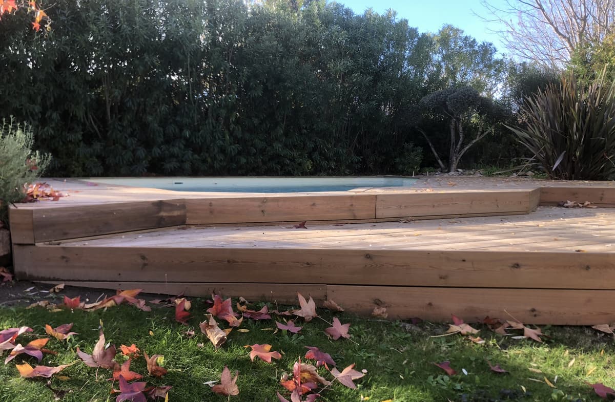 Terrasse bois à deux niveaux avec marche autour du bassin