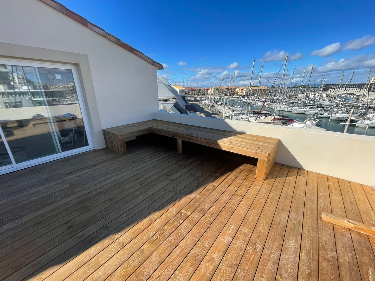 Terrasse bois sous pergola aluminium avec spa
