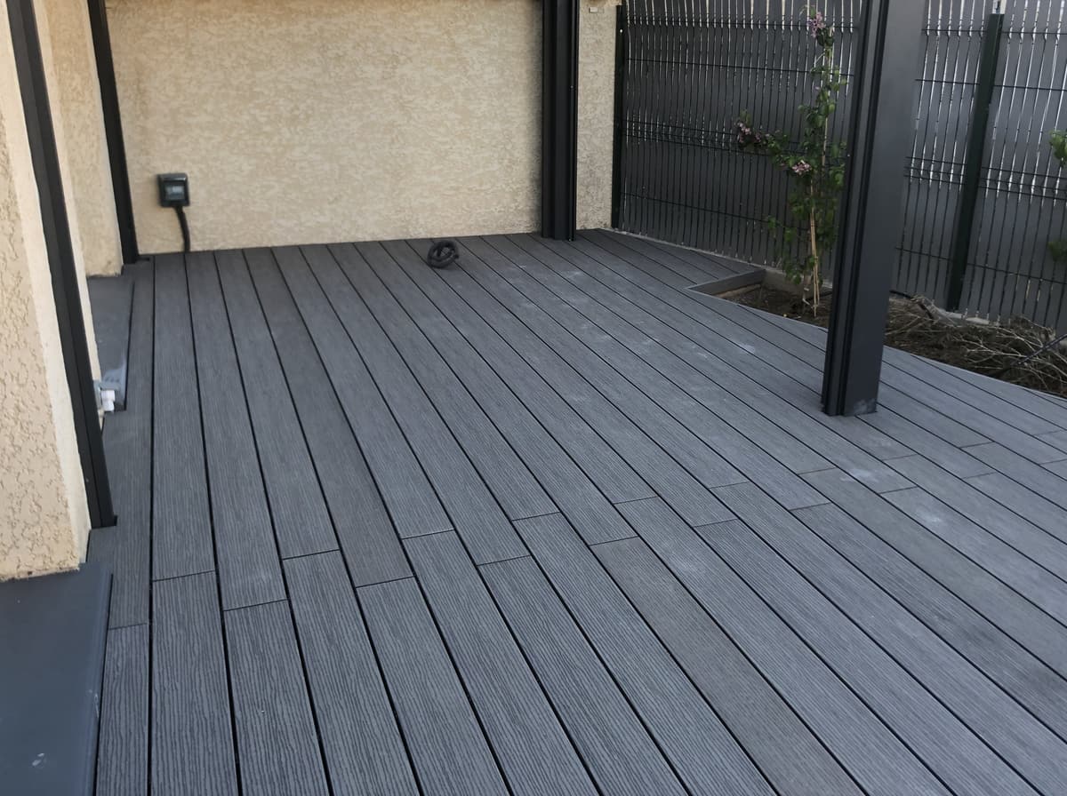 Terrasse bois en toiture avec banc sur mesure, vue sur le port