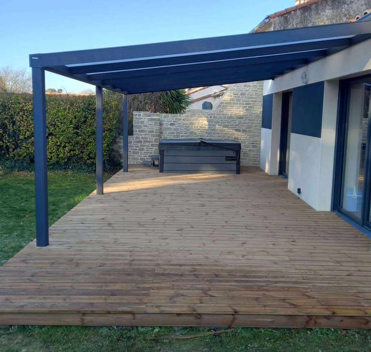 Terrasse bois devant une extension à bardage mélèze
