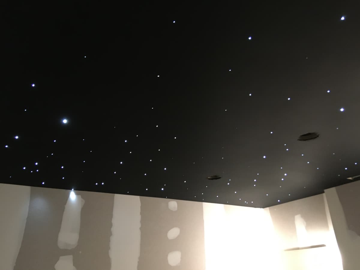 Plafond tendu noir ciel étoilé à fibre optique