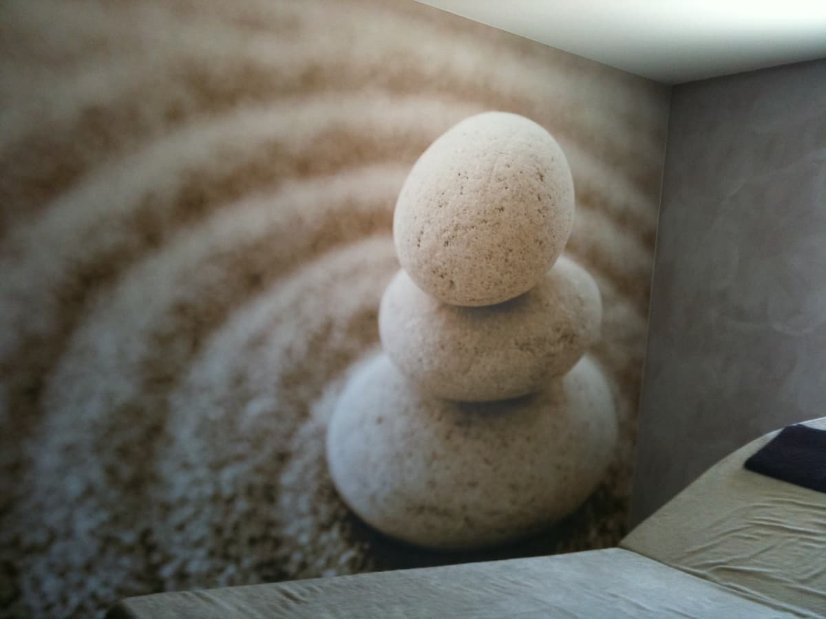 Toile imprimée galets zen dans une chambre