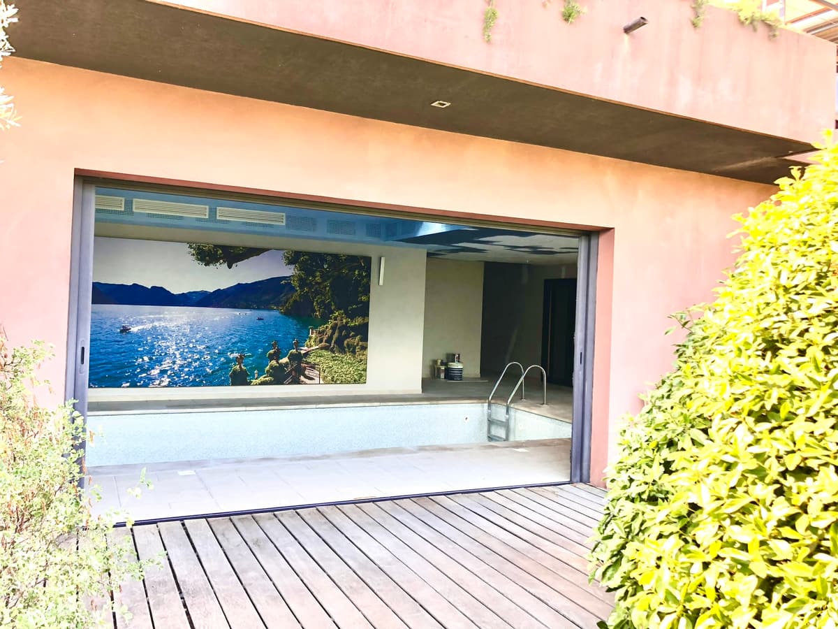 Toile imprimée lac italien au bord d’une piscine intérieure